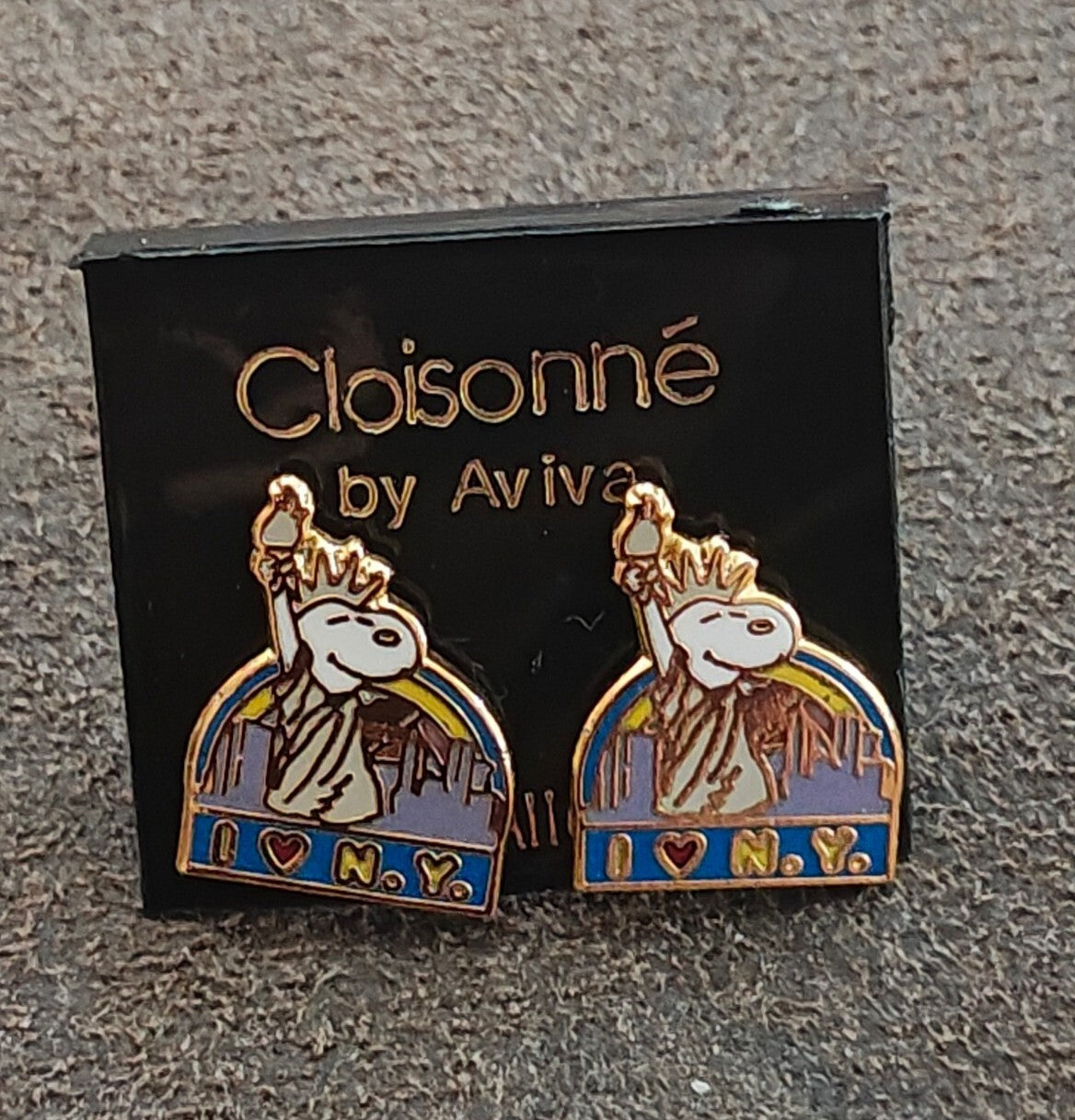 1970s Peanuts Snoopy " I Love N.Y. Gold Tone Cloisonné Stud Enamel Earrings New
