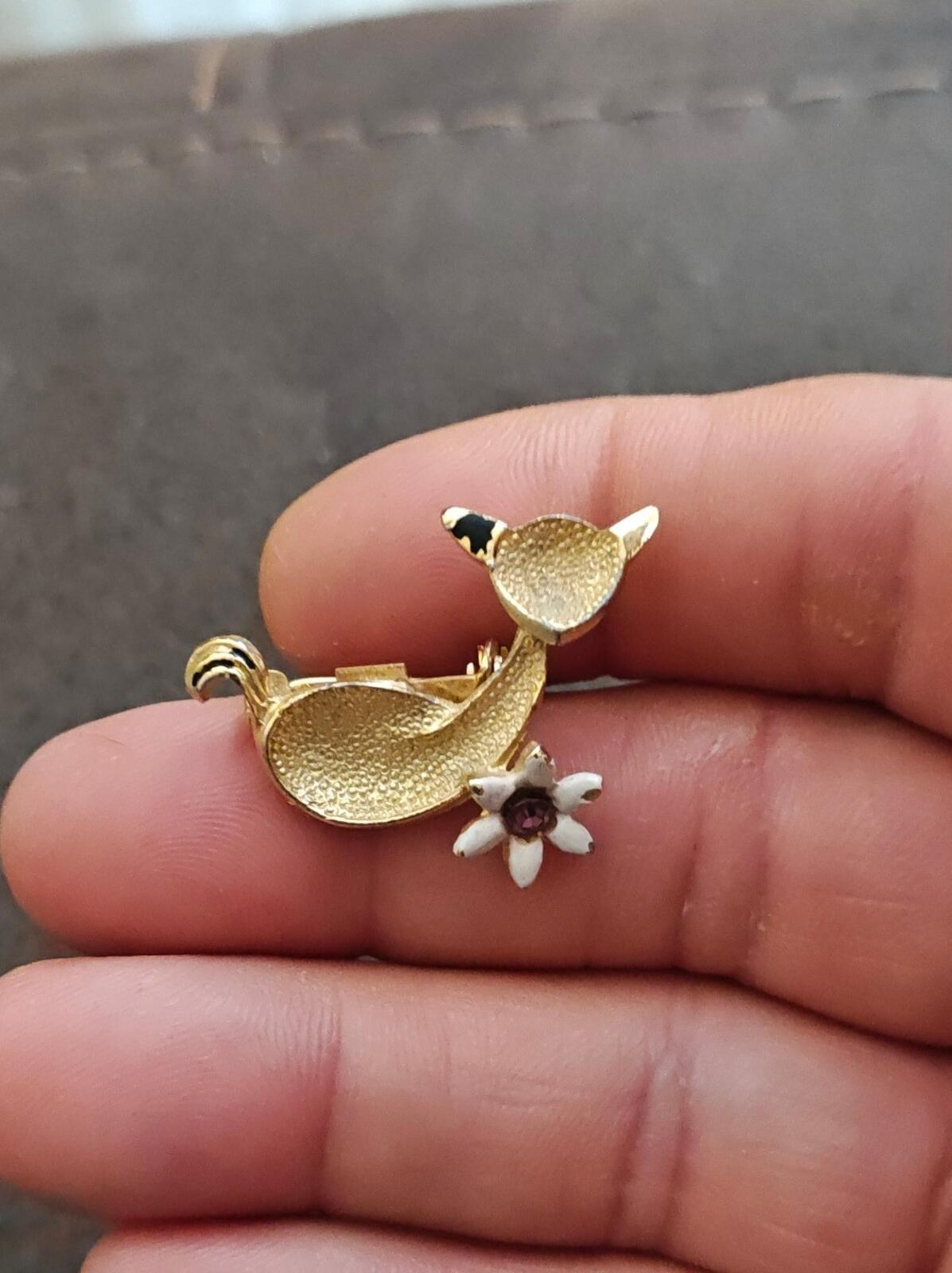60s Gold Tone Textured Cat Holding a White Flower With Purple Rhinestone Brooch
