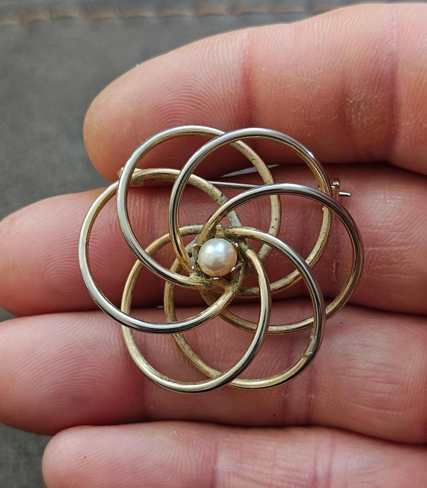 1950s Vintage Concentric Circles with Lustrous Pearl Center Gold Tone Brooch Pin