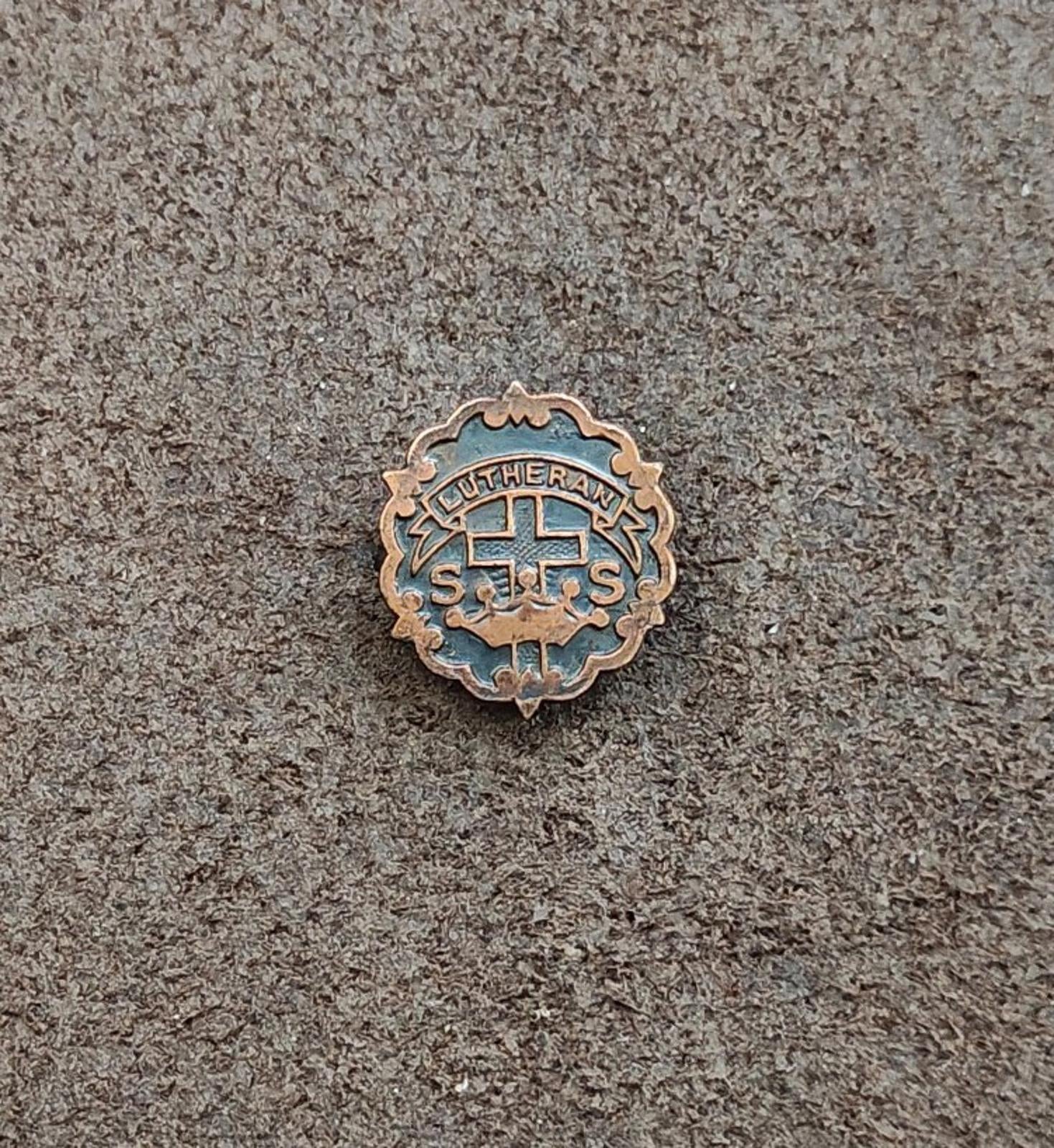 Bronze Lutheran Sunday School pin front with wreath-style border around cross