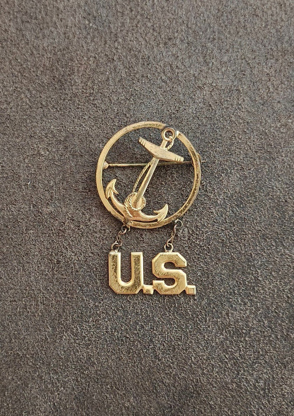 1940s WWII US Navy Gold Tone Anchor & Hanging U.S. Letters Sweetheart Pin.