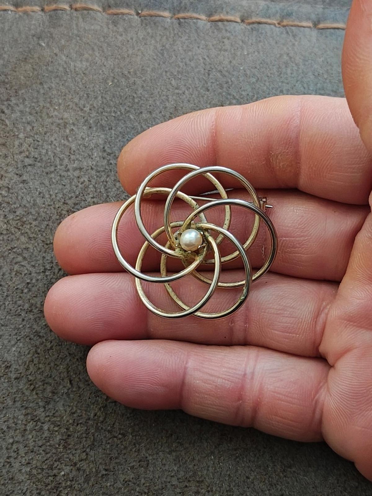 1950s Vintage Concentric Circles with Lustrous Pearl Center Gold Tone Brooch Pin
