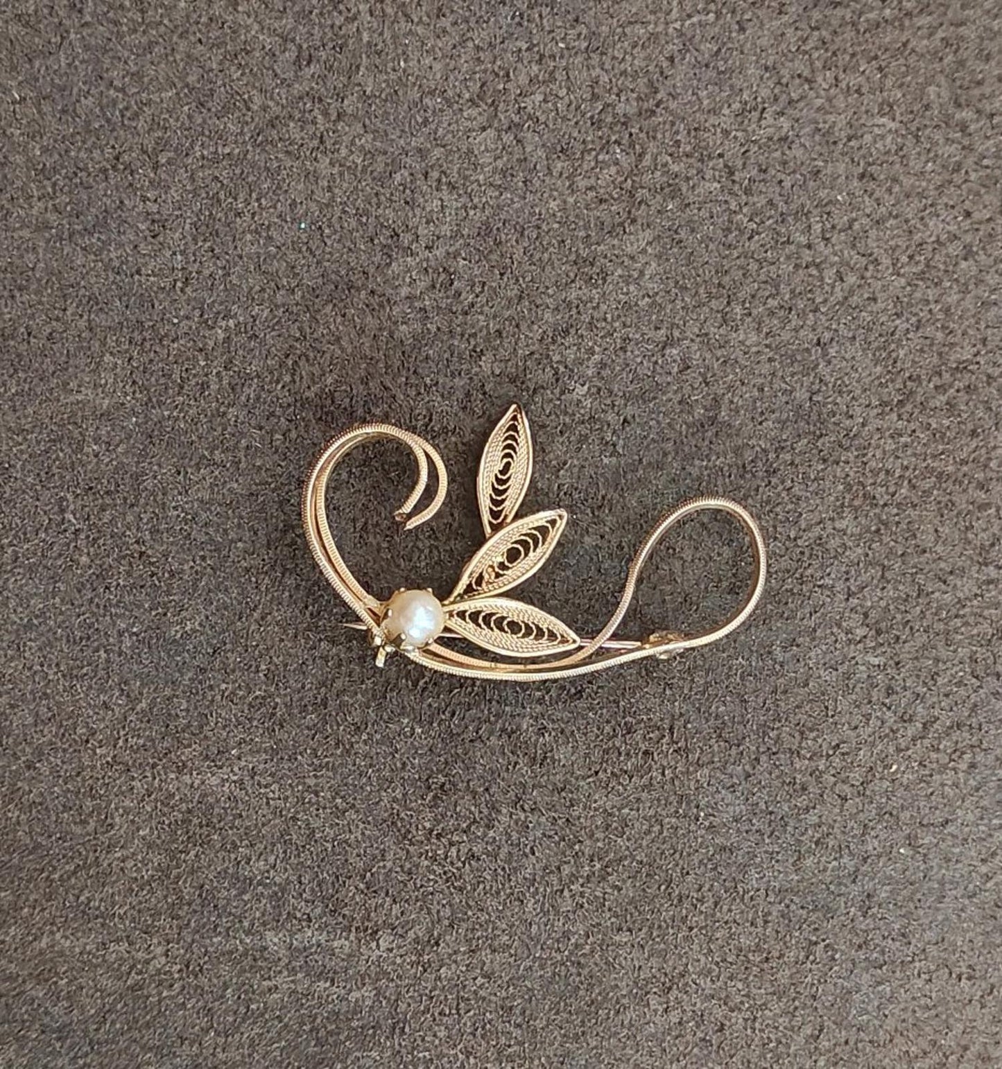 1960s Vintage Filigree Leaf Design With a Faux Pearl Accent Gold Tone Brooch