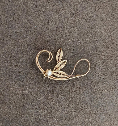 Gold tone leaf filigree brooch with faux pearl bead, delicate curling vine, full view