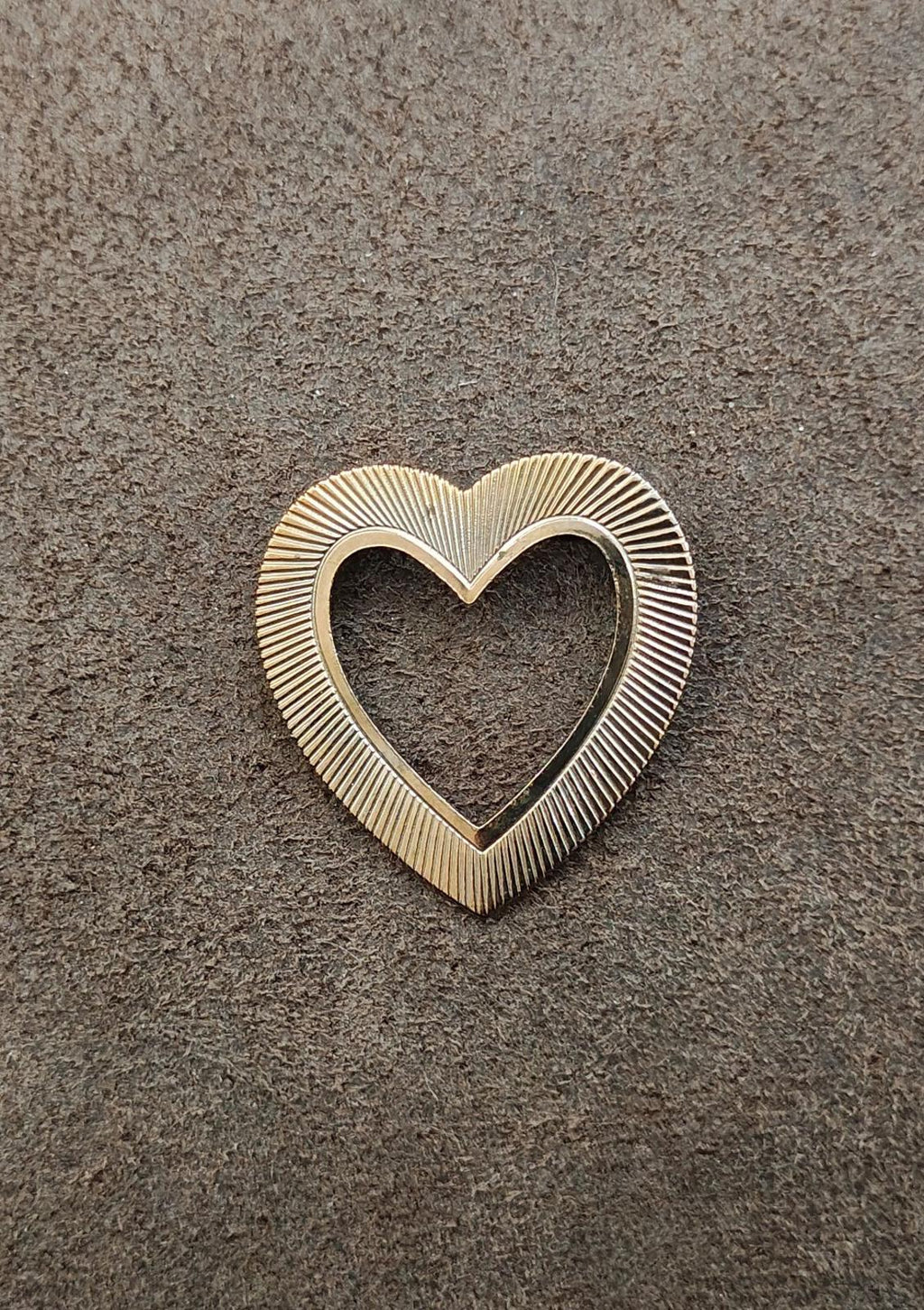 Gold textured heart brooch pin with ridged border and raised inner outline