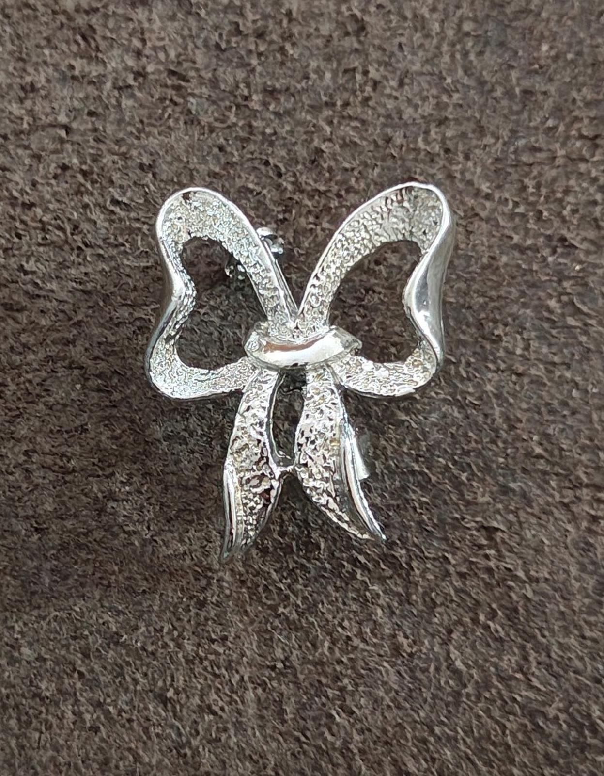 1970s Vintage Signed Gerry's Silver Tone Bow Shaped Brooch Pin