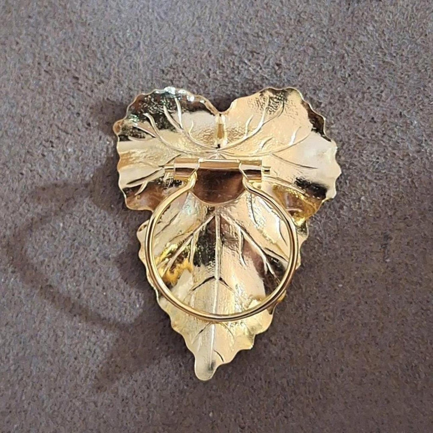 1980s Large Shiny Gold Tone Textured Hinged Leaf Scarf Clip