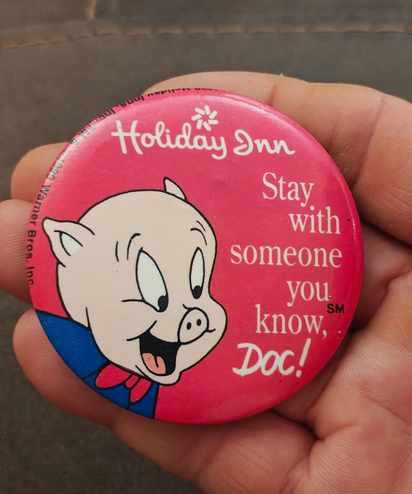 1990 Holiday Inn Promotional Button Pin Featuring Porky Pig From Looney Tunes