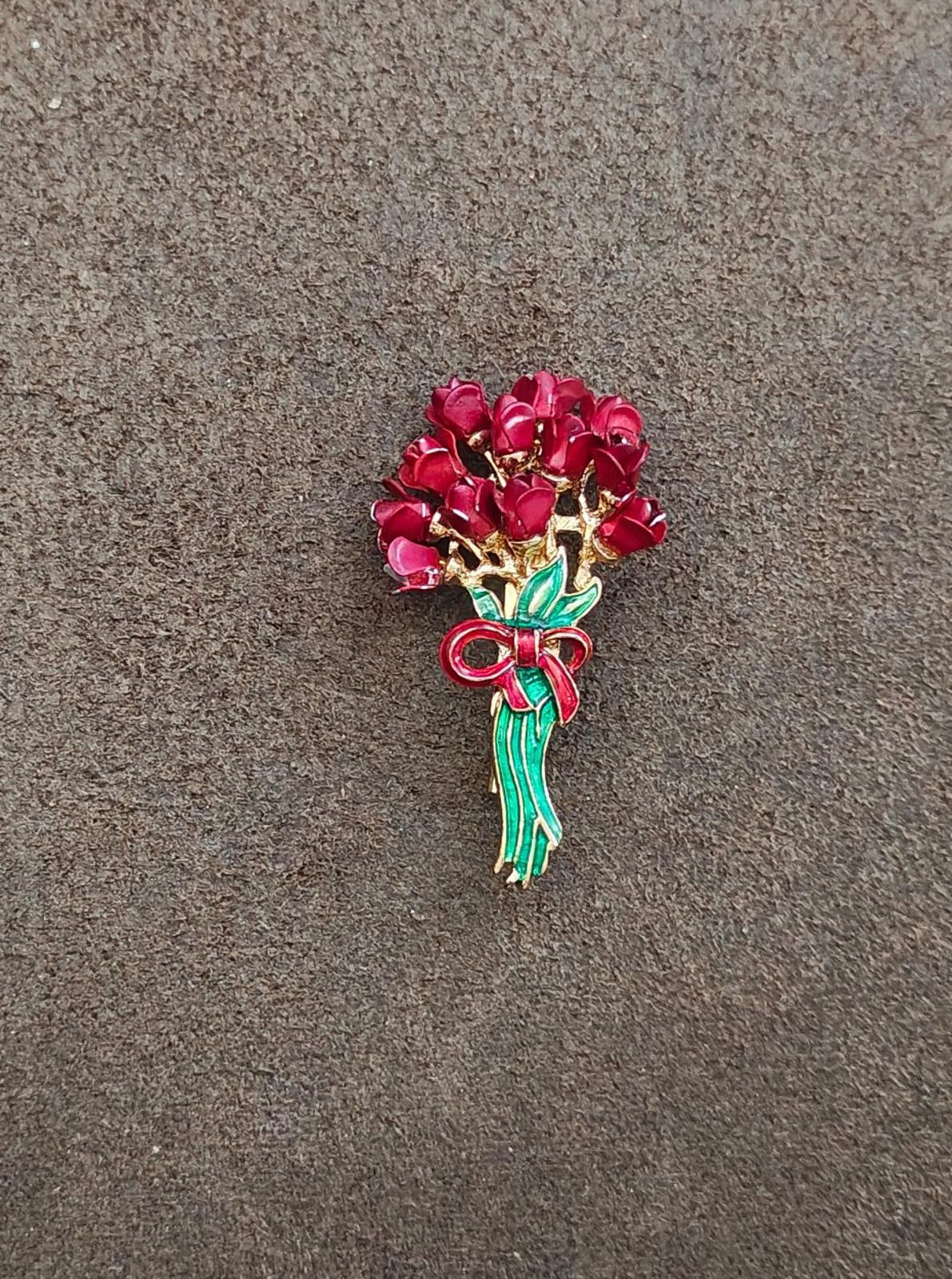 1970s Red Rose Flowers Bouquet Gold Tone Enamel Brooch