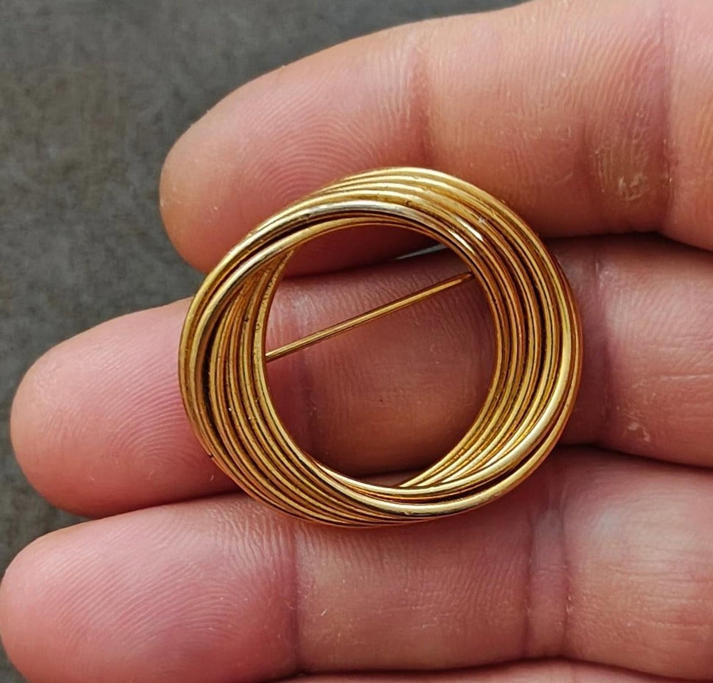 1980's Circle Gold Tone Brooch Pin