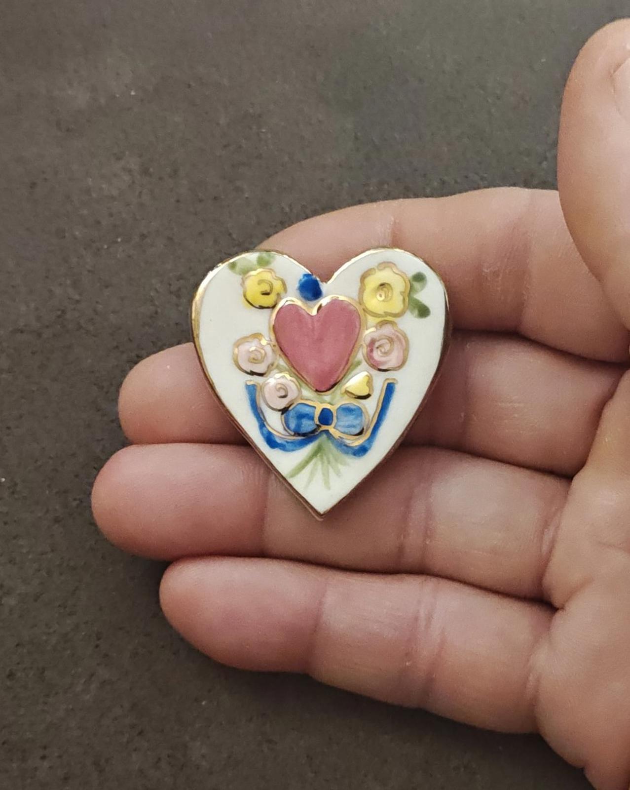 1980s Hand Painted Ceramic Floral Heart Brooch pin featuring pink roses, gold-to