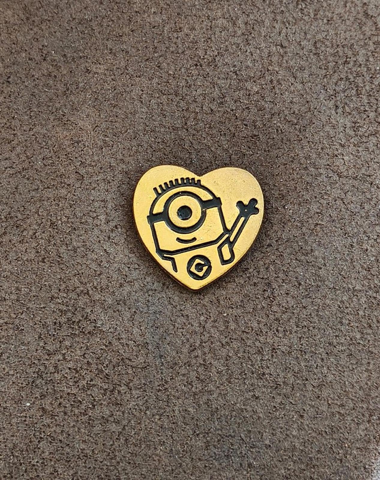 2014 Universal Studios "Variety-The Children's Charity" Gold Heart Minion Pin