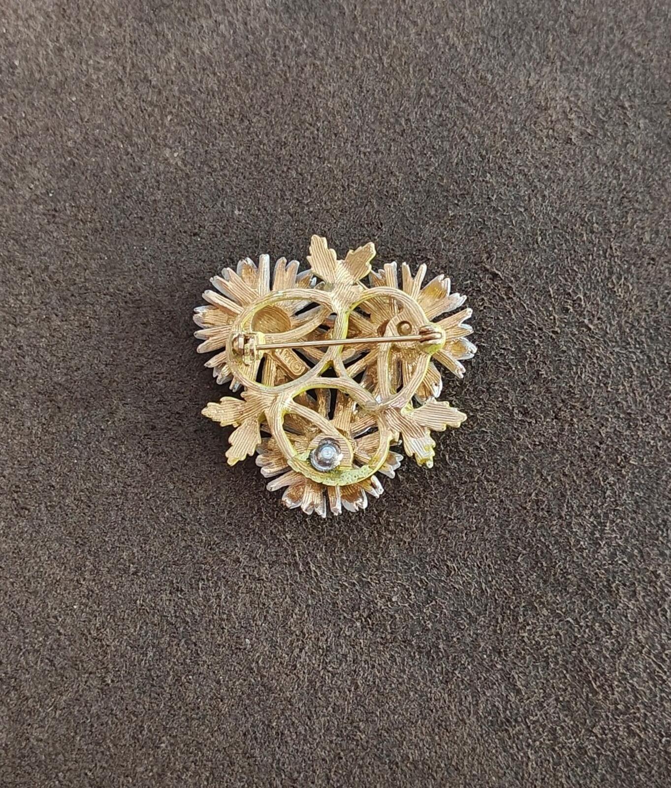 1960s Signed ART(Arthur Pepper) Gold Tone White Enamel Daisy Flower Brooch