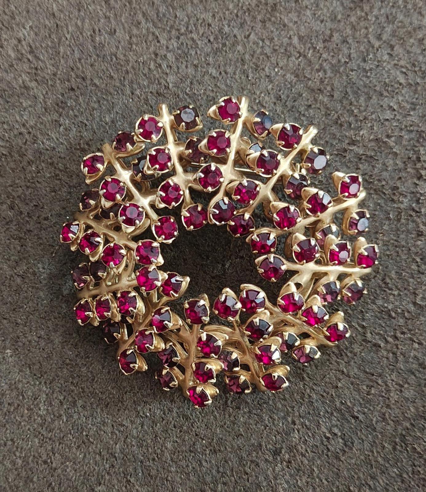 Gold-tone maroon rhinestone brooch pin, round wreath shape with clustered stones