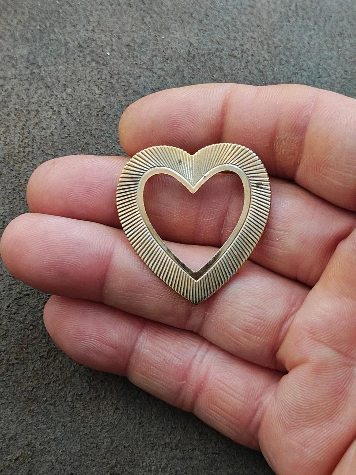 1980s Vintage Textured Heart Shaped Gold Shaped Brooch Pin