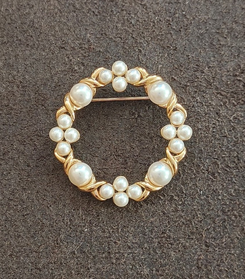 1980s Gold Tone Faux Pearl Open Circle Wreath Brooch Pin.