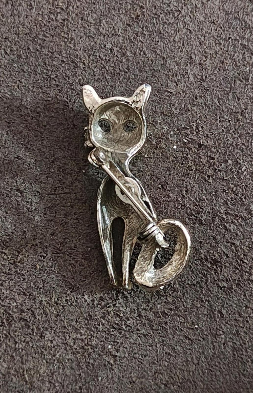 1960s Vintage Silver Tone Cat With White And Pink Enamel Brooch Pin.
