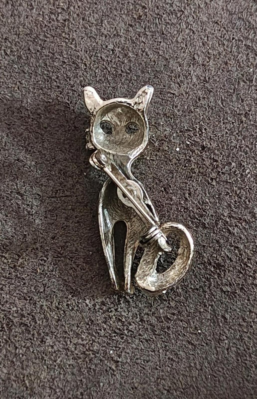 1960s Vintage Silver Tone Cat With White And Pink Enamel Brooch Pin.
