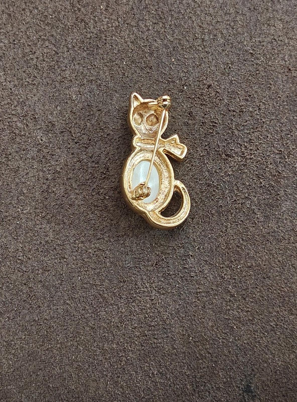 1980s Jelly Belly Cat  Gold Tone Brooch With Large Faux Pearl and Rhinestones