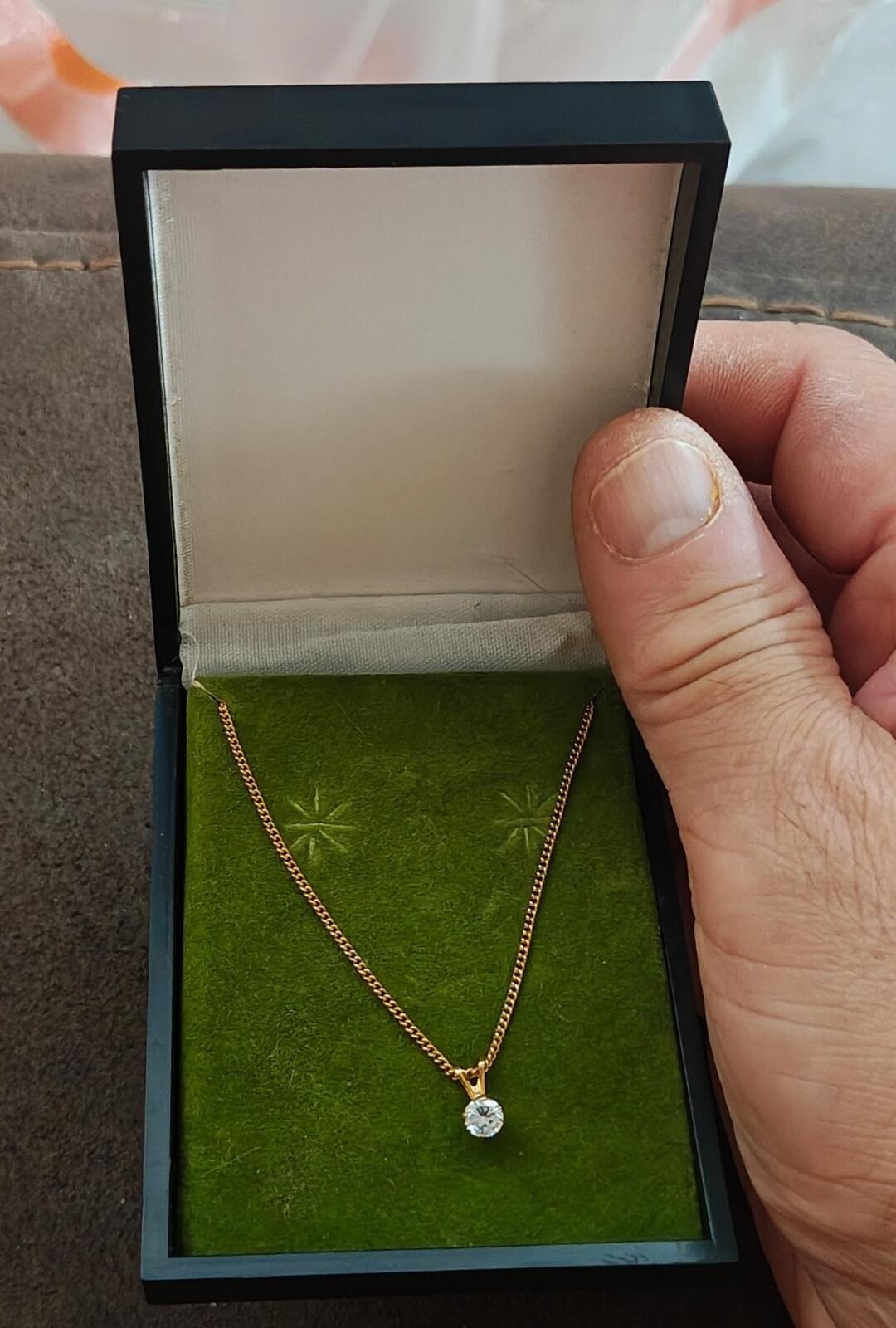 1980s Vintage Unsigned Clear Crystal Gold Tone Pendant Necklace