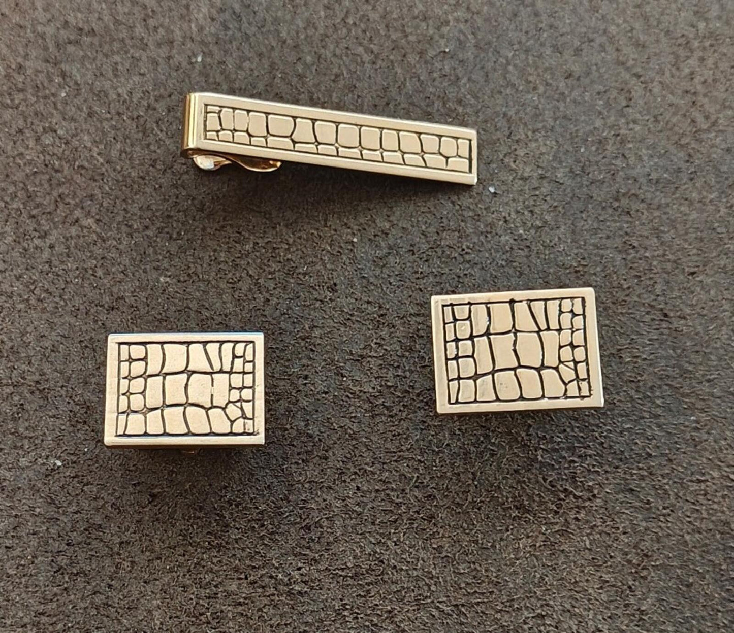 1960s Swank Lizard or Alligator Design Gold Tone Metal Cufflinks and Tie Bar Set