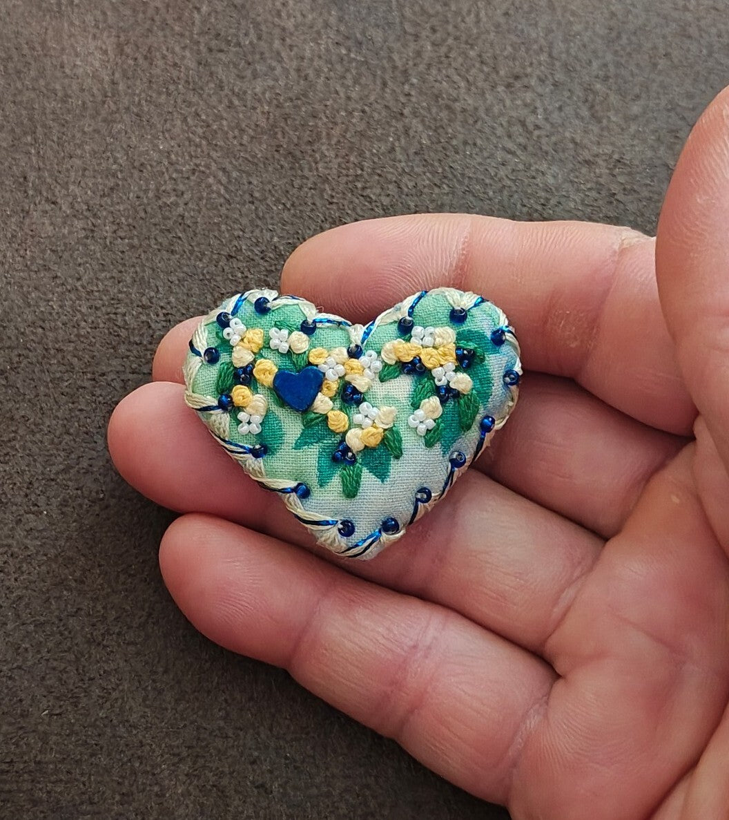 Hand-Embroidered Cottagecore Floral Heart Brooch Pin. - photo 5