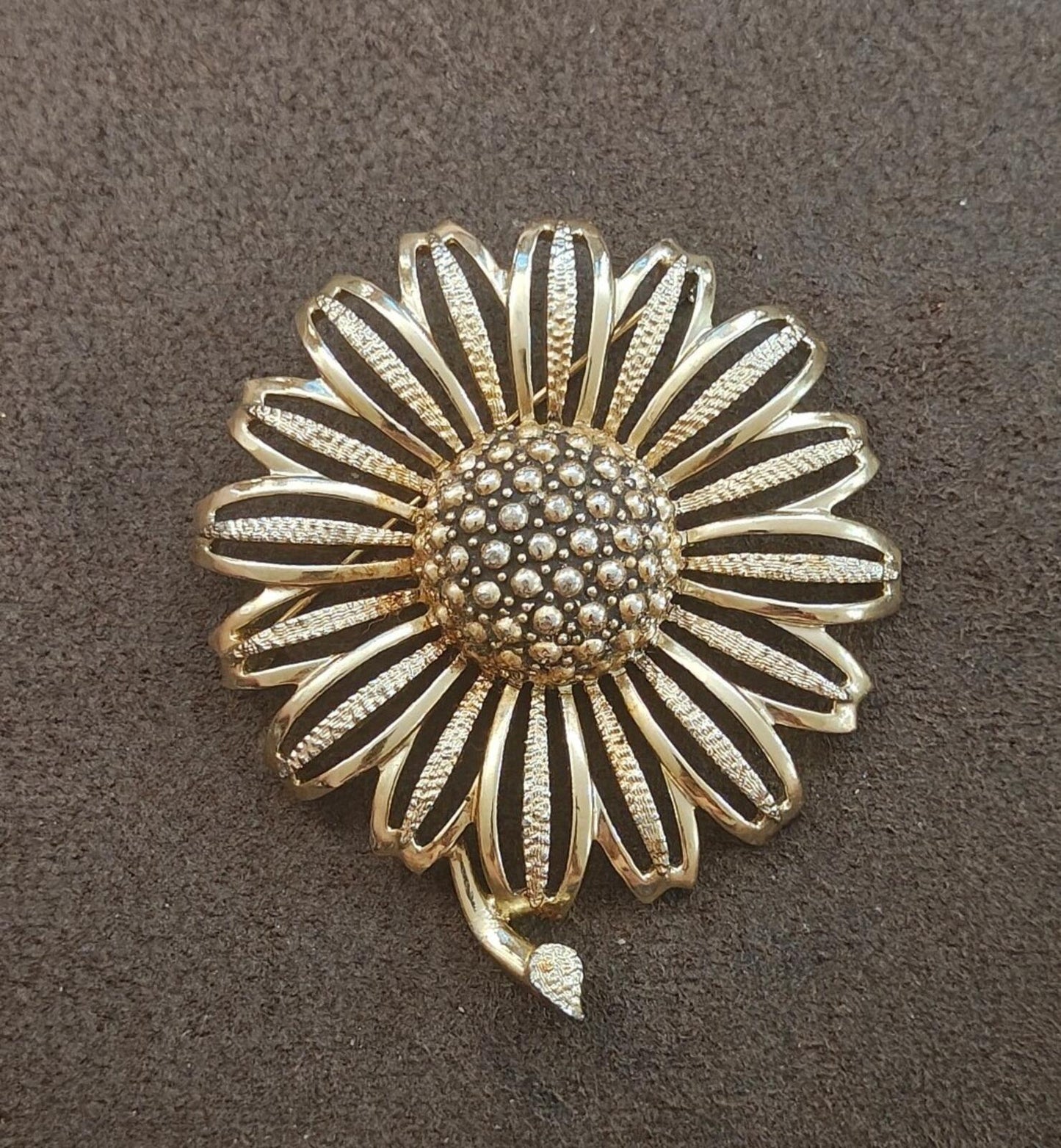 1960s Gold Tone Textured Signed Sarah Coventry "Daisy Mae" sunflower Large Brooc