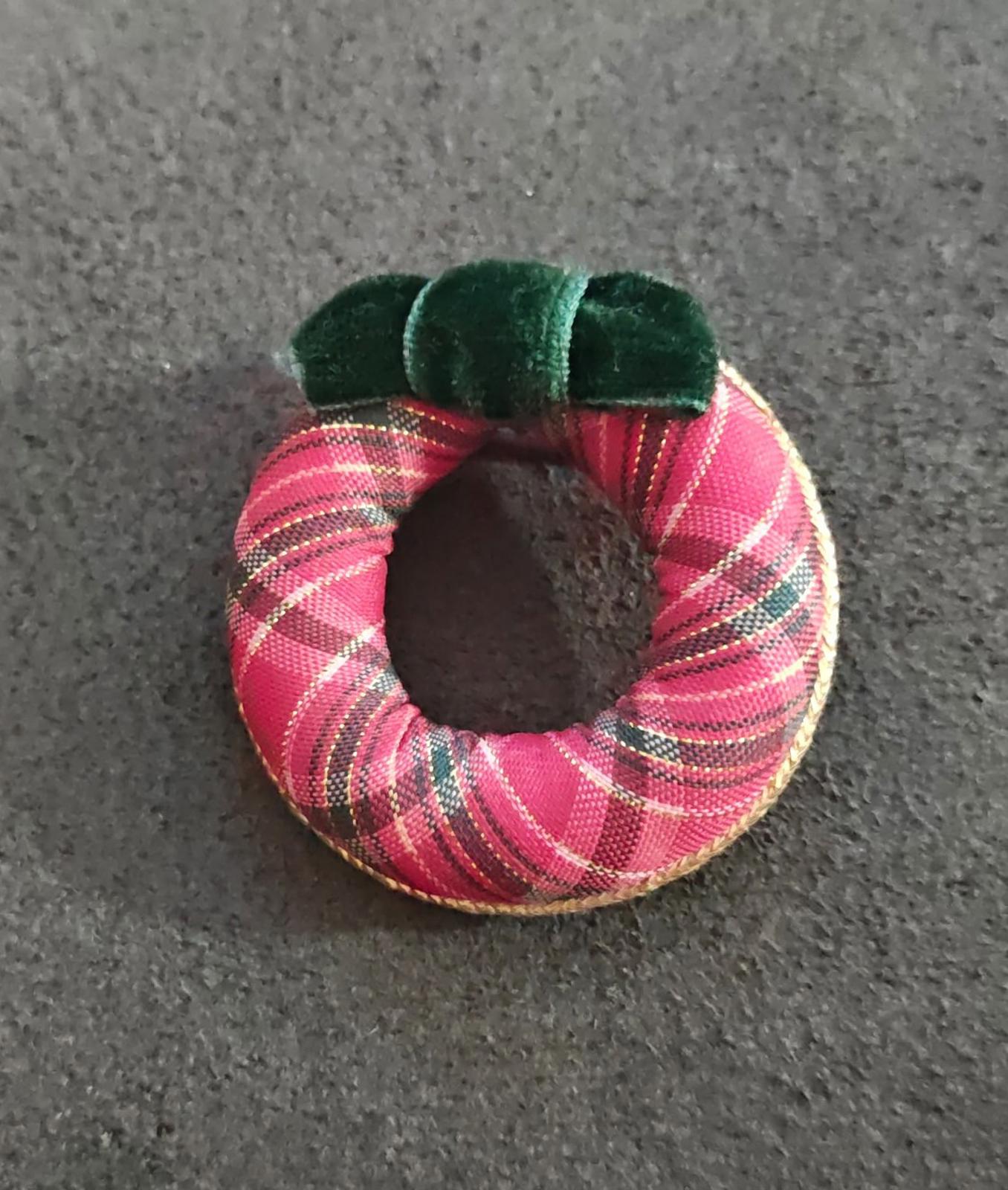 1984 Avon Red Plaid Holiday Christmas Wreath Brooch