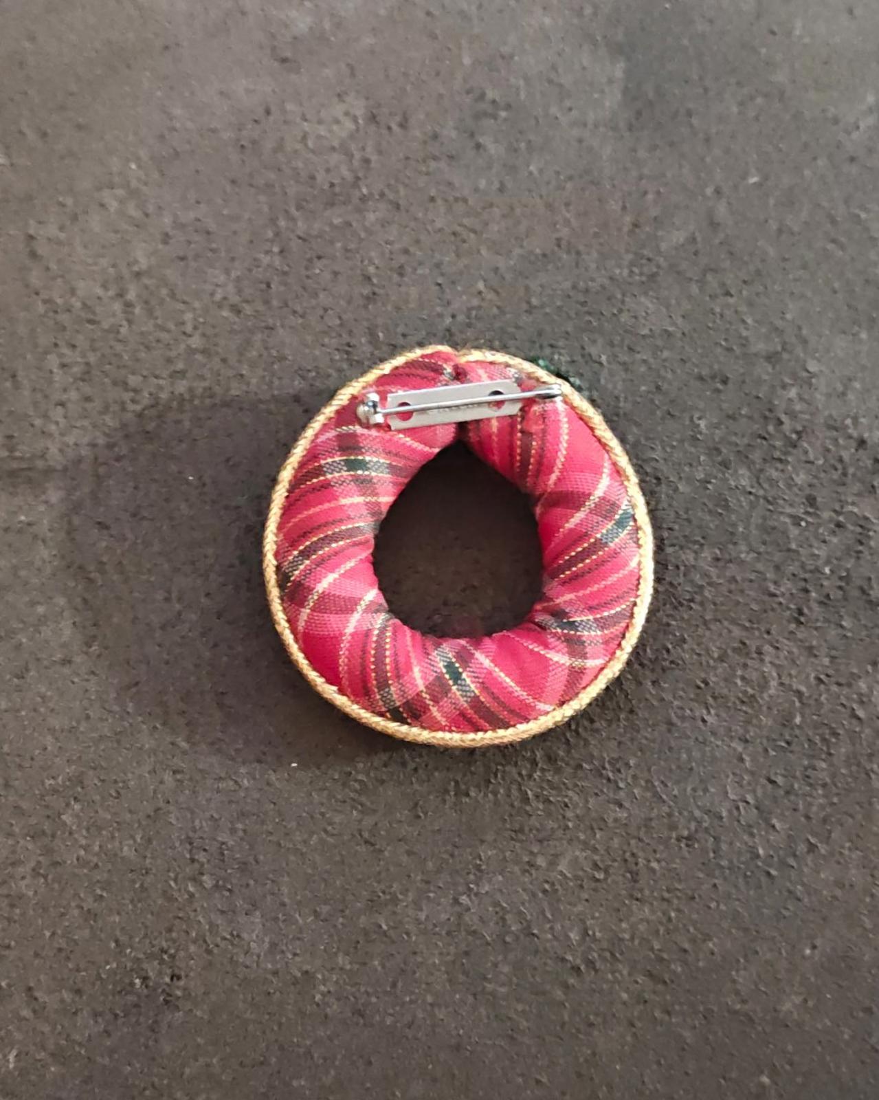 1984 Avon Red Plaid Holiday Christmas Wreath Brooch