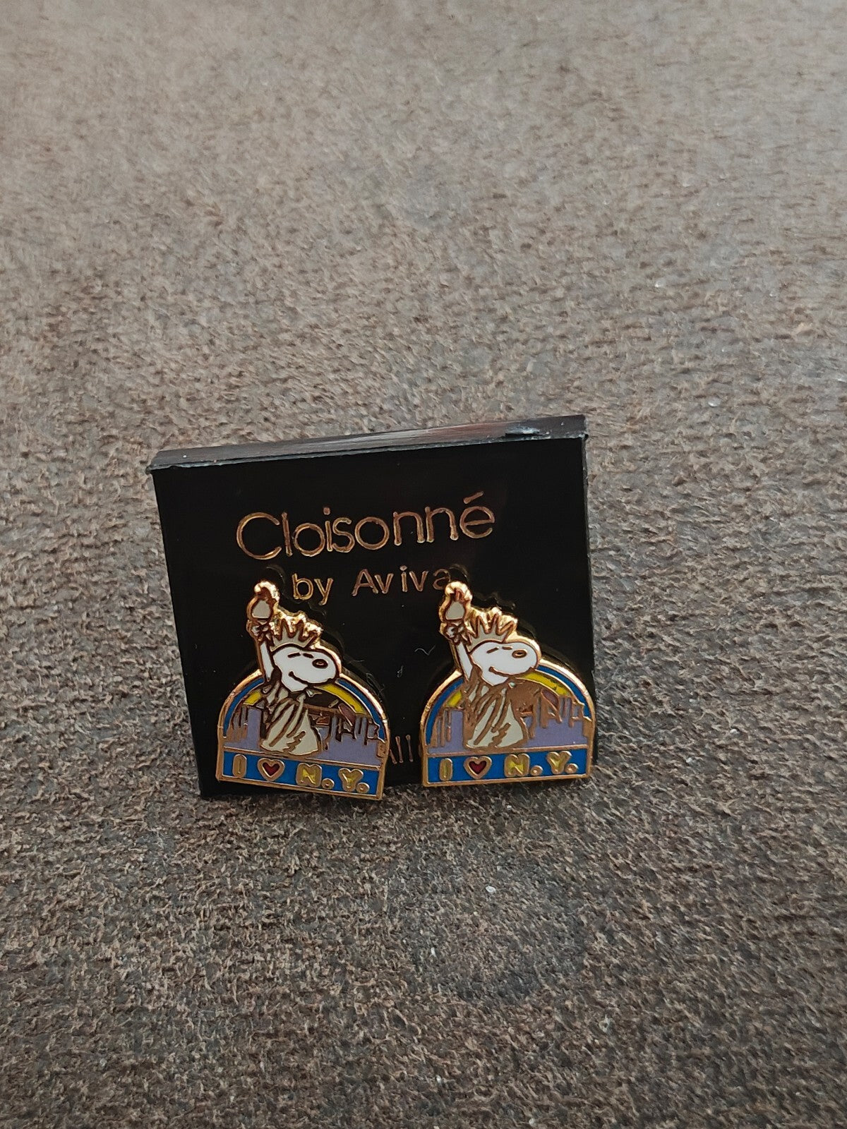 1970s Peanuts Snoopy " I Love N.Y. Gold Tone Cloisonné Stud Enamel Earrings New