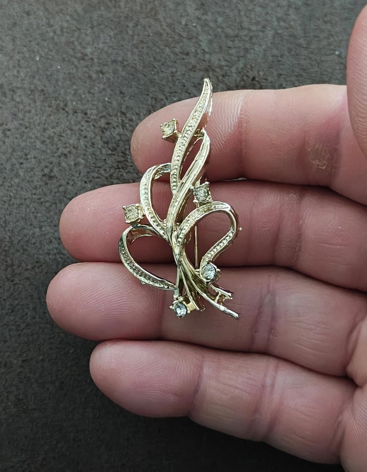 1980s Art Nouveau Style Gold Tone Ribbon Brooch Pin