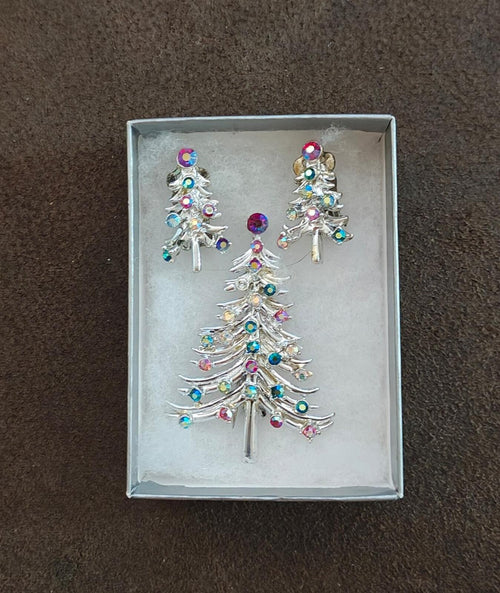 Rhinestone Christmas tree brooch set on box liner, multicolor stones, silver-tone