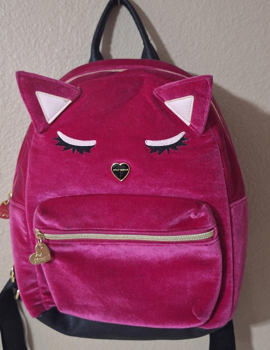 Adorable Betsey Johnson Hot Pink Velvet Cat Backpack Shoulder Bag Purse Design.