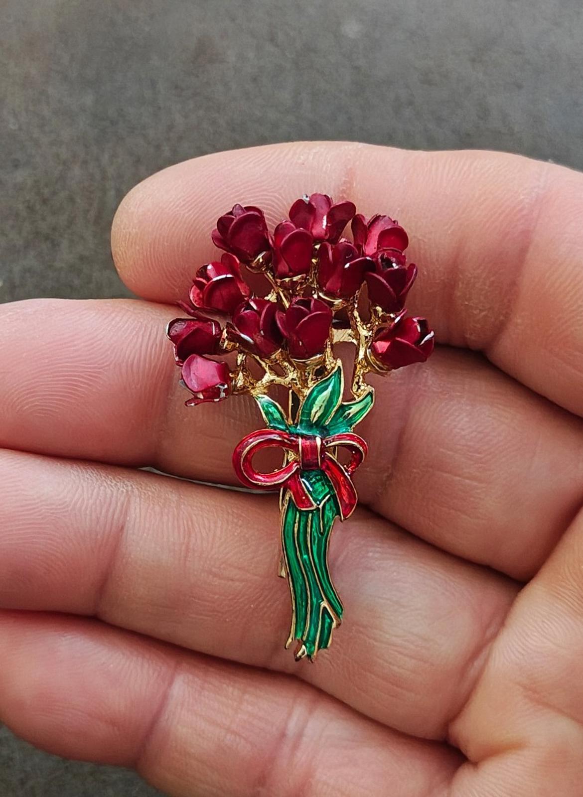 1970s Red Rose Flowers Bouquet Gold Tone Enamel Brooch