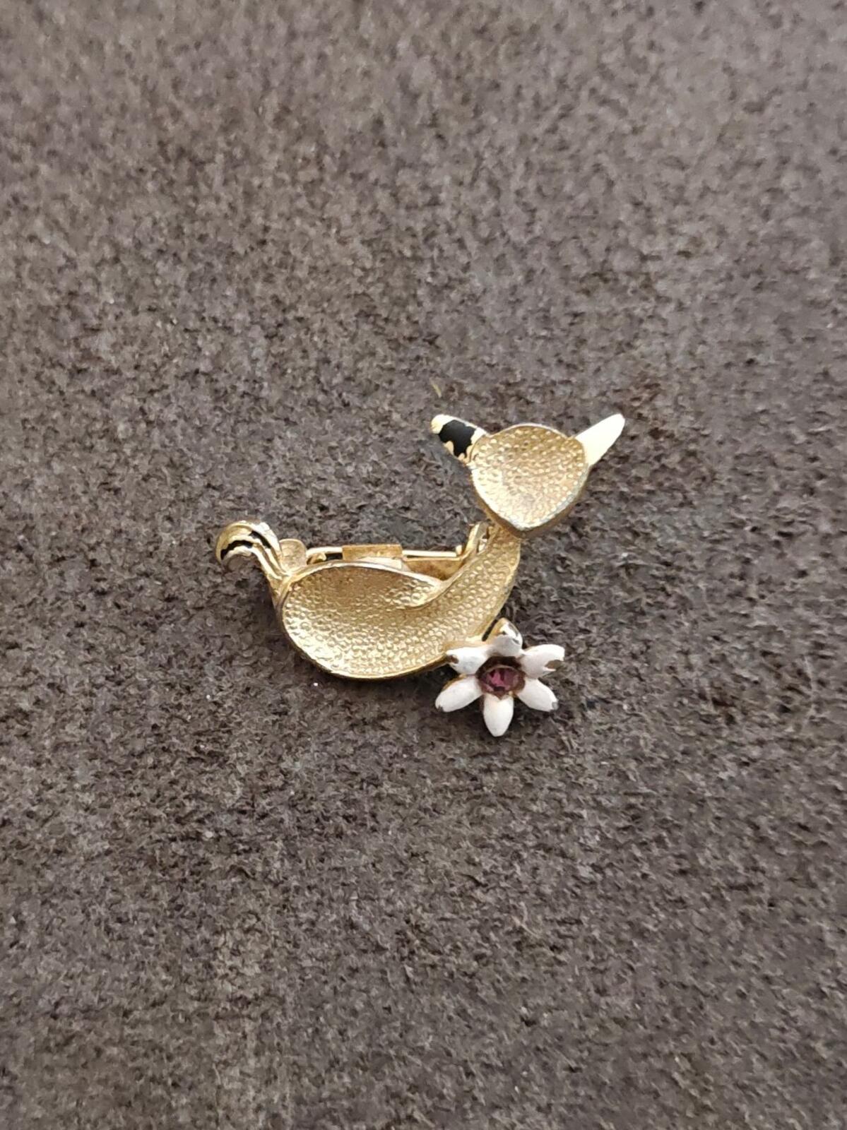 60s Gold Tone Textured Cat Holding a White Flower With Purple Rhinestone Brooch