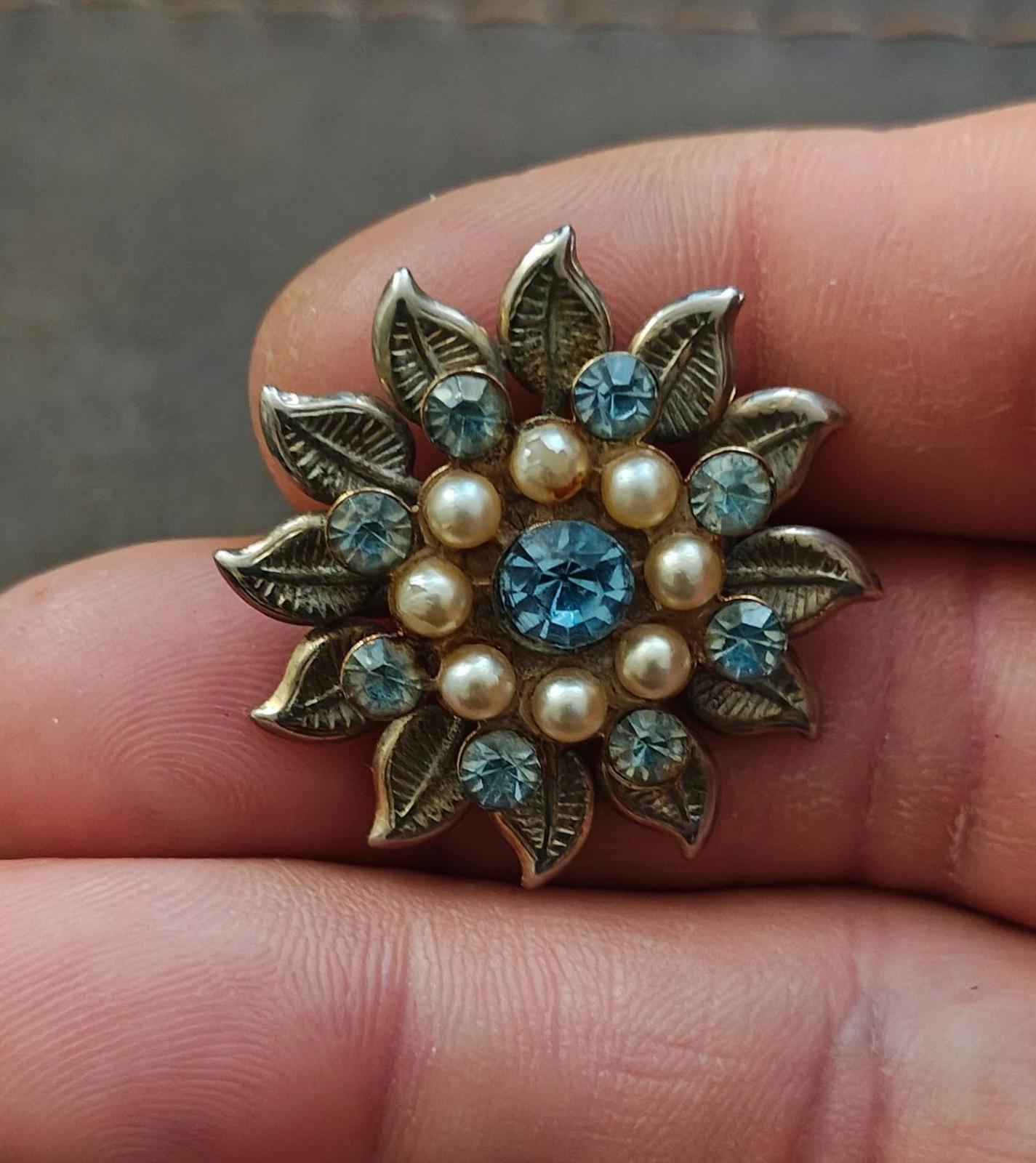 1950s Vintage Silver Tone Flower With Blue Rhinestones And Faux Pearls Brooch