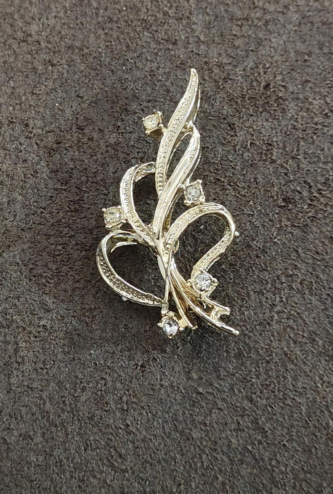 1980s Art Nouveau Style Gold Tone Ribbon Brooch Pin