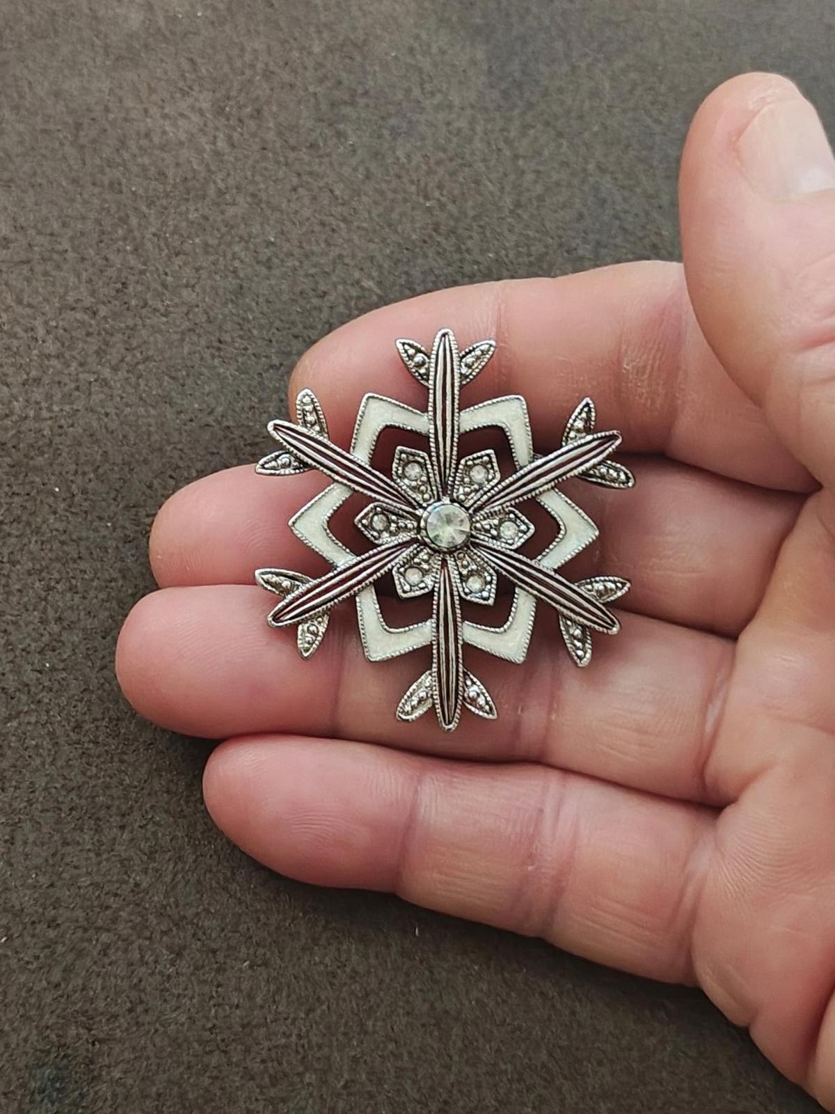 2000s Lia Sophia Silver Tone Snowflake With Iridescent Rhinestones Enamel Brooch