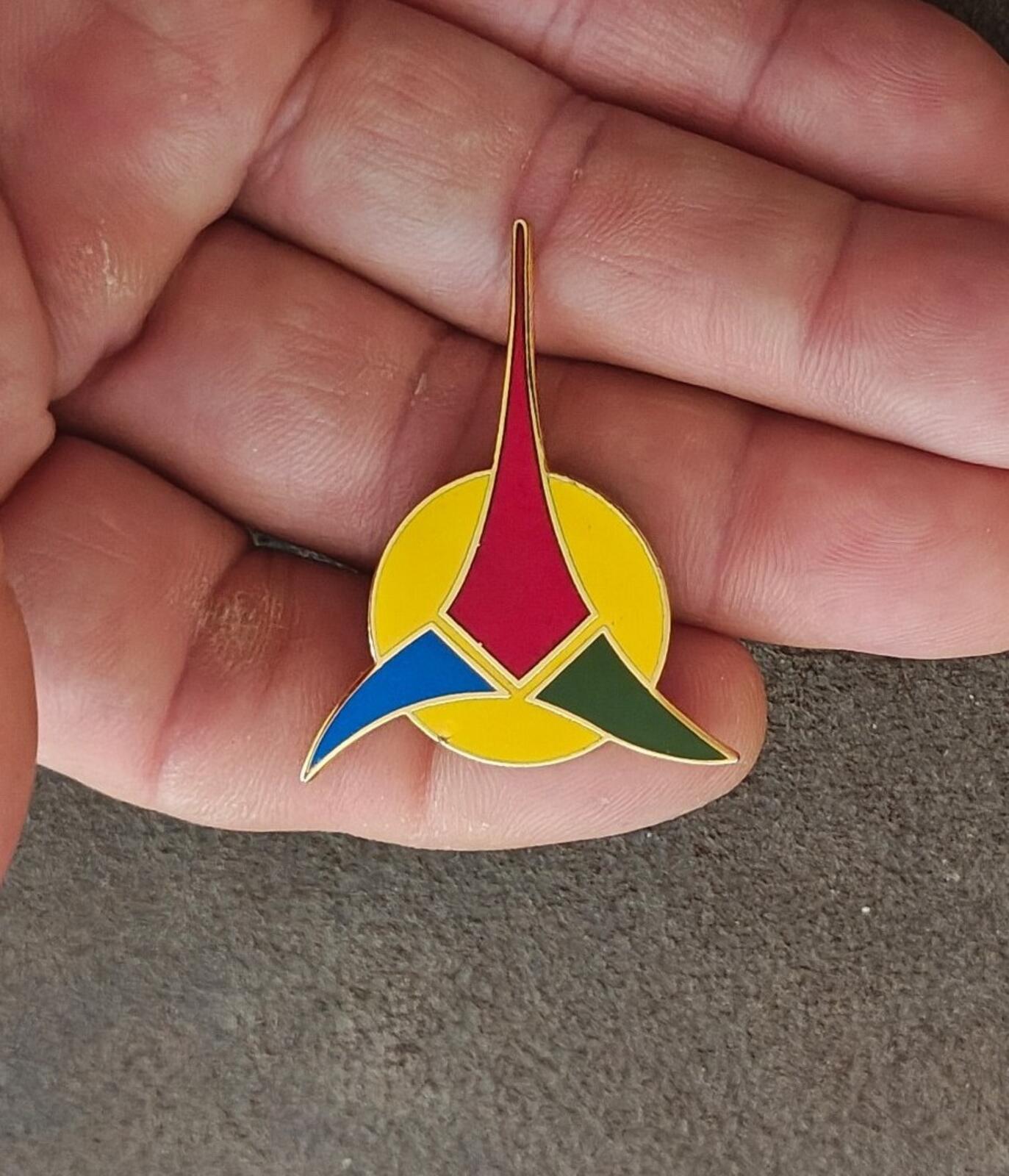 1986 Star Trek Klingon Empire Trefoil Gold Tone Enamel Pin Badge