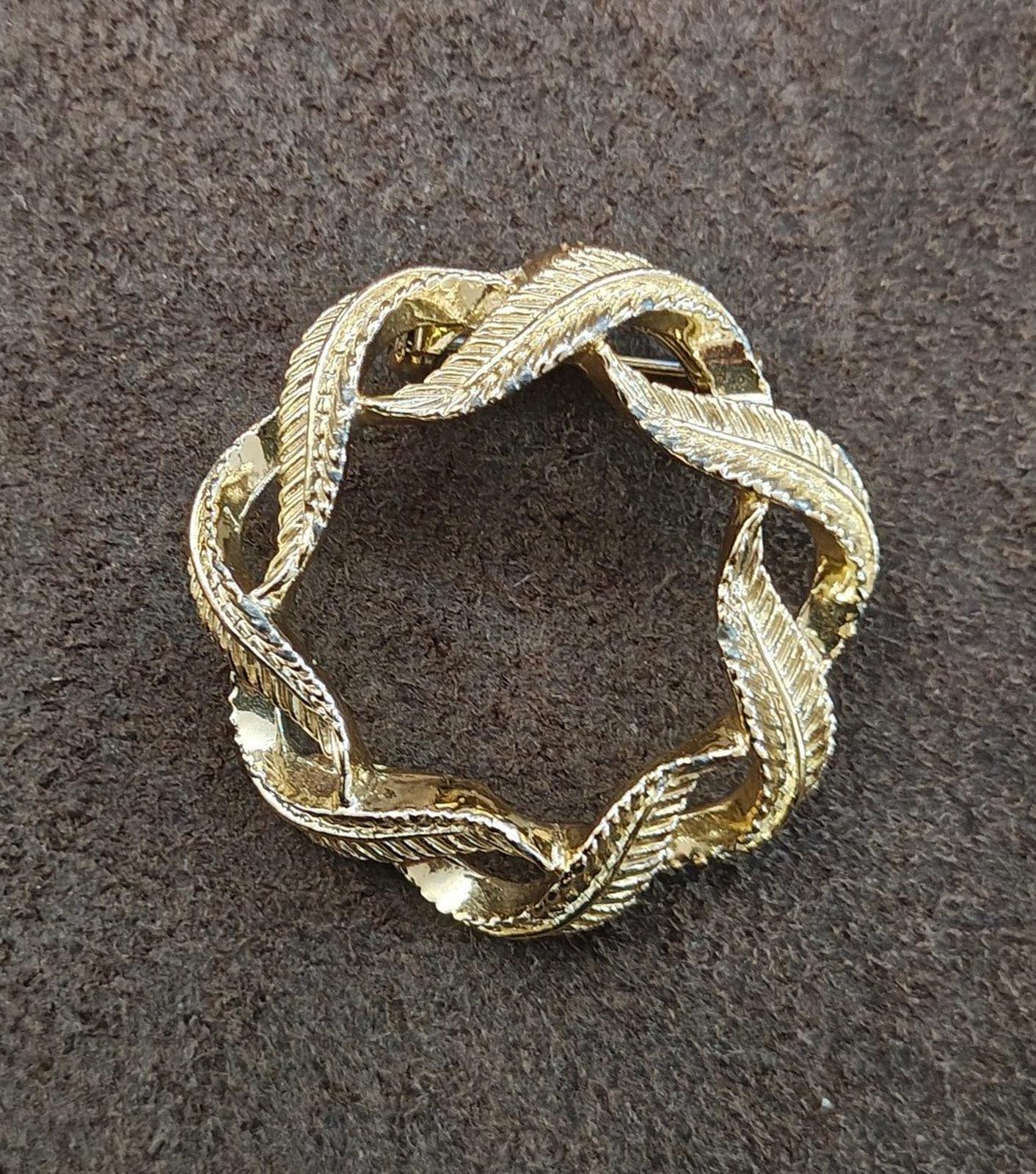 1960s GERRYS Gold Tone Circle Leaves Wreath Brooch Pin