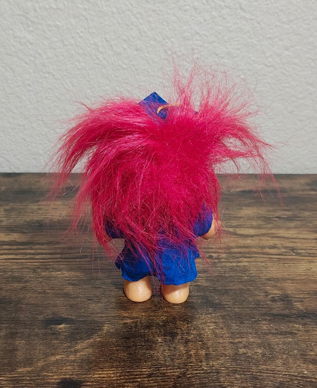 Graduation troll doll rear view: pink hair and blue graduation outfit