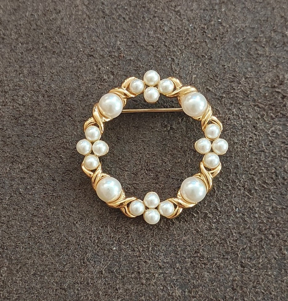 1980s Gold Tone Faux Pearl Open Circle Wreath Brooch Pin.