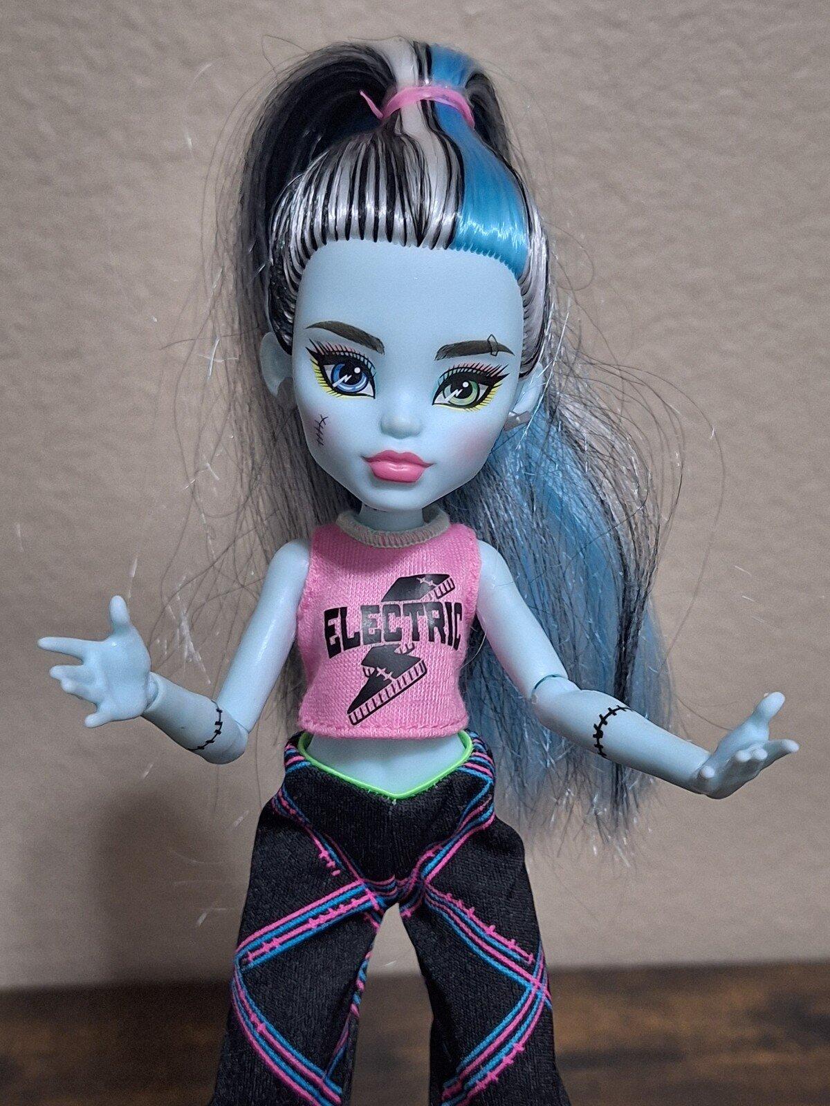 2021 Monster High Frankie Stein Doll With Pink & Black Outfit.
