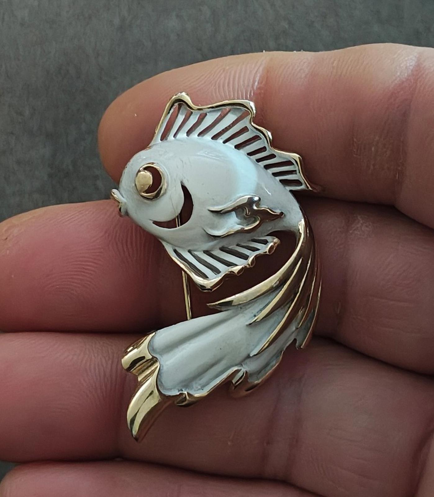 1960s/70s Vintage Gold Tone White Enamel Angel Fish Brooch Pin