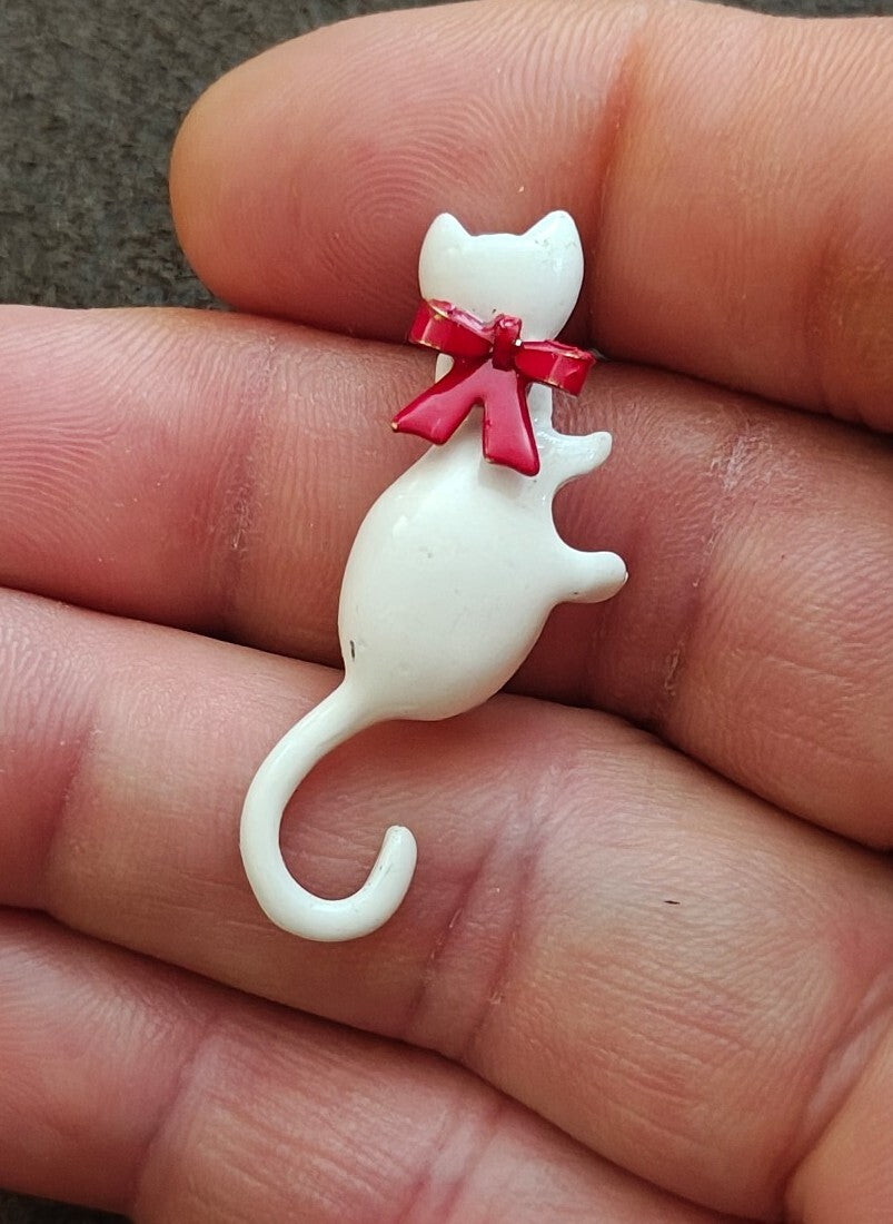 1960s/70s Metal White Enamel Cat Brooch Pin With Red Bow - photo 3