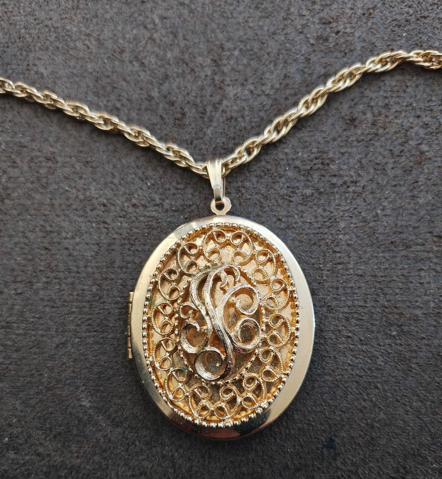1972 Sarah Coventry "Heirloom" Gold Tone Locket Necklace