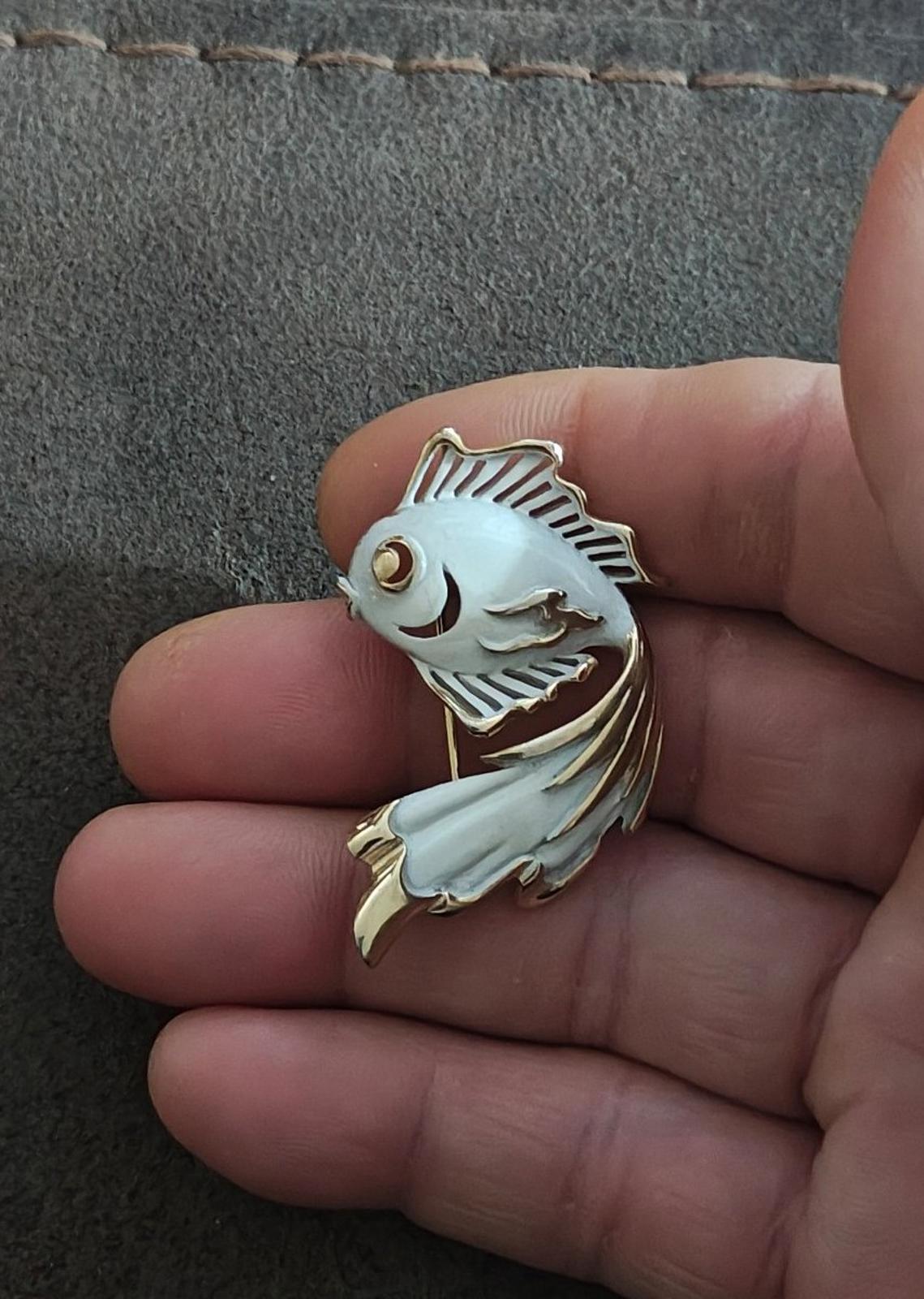 1960s/70s Vintage Gold Tone White Enamel Angel Fish Brooch Pin