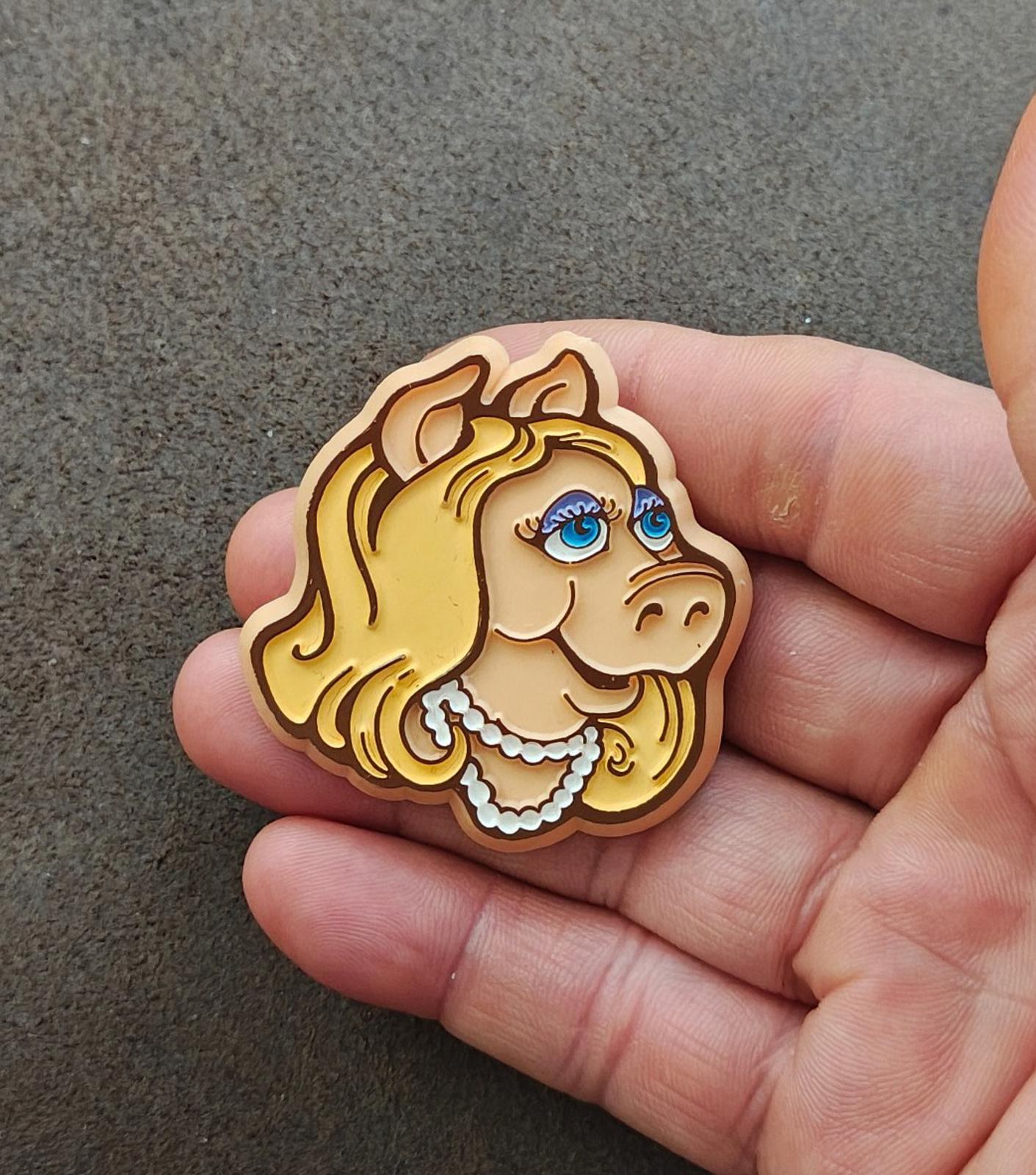 1979 Vintage Muppet Babies Miss Piggy Plastic Pin Brooch
