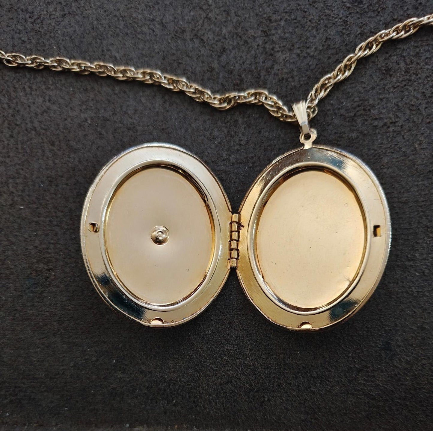 1972 Sarah Coventry "Heirloom" Gold Tone Locket Necklace