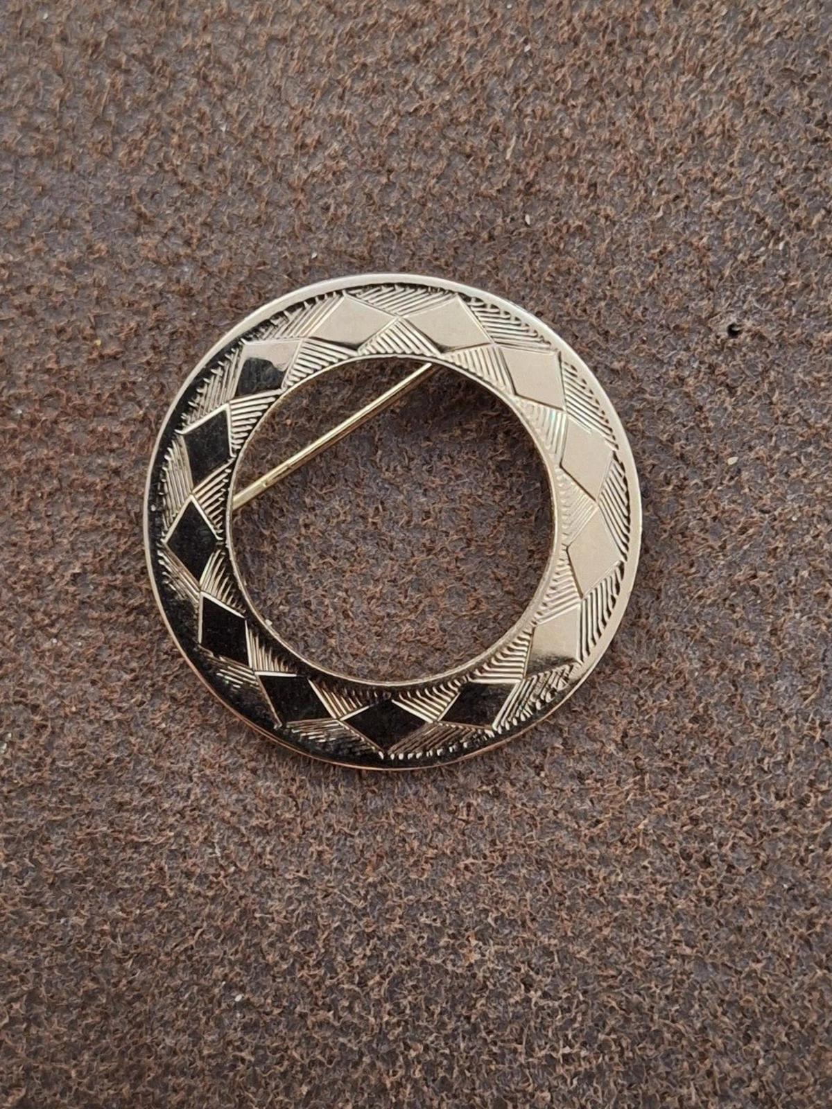 80s Goldtone Circle Eternity Diamond Shapes and Etchings Pin Brooch